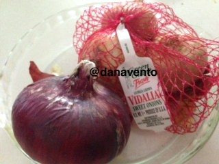 onions, red onions, purple onions, buying onions, cry, tears, dana vento, cooking, food, dining, eating onions. sweet onions, vidalias
