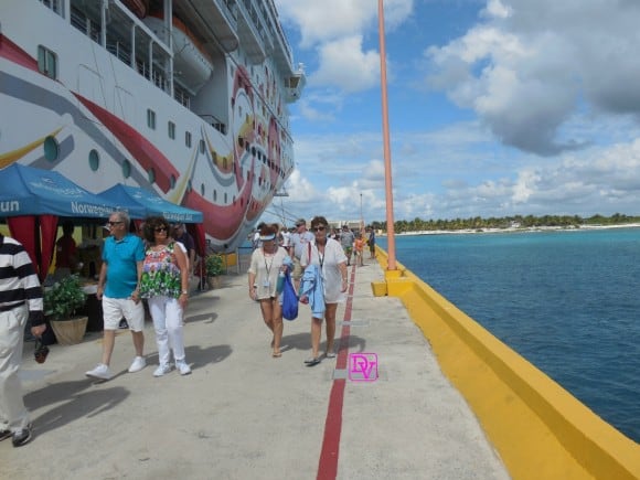 cruising, why families take cruises, winter vacations, trips, travel, family vacation, travel blogger, ocean, cruise ships, norwegian, carnival, royal Caribbean,trips, destinations, travel, traveling as a family, dining, parties, mega ship, service, bars, drinks, pools, countries 