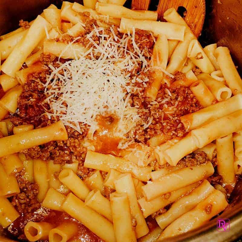 instant pot, instant pot meat sauce and pasta, pasta, meat sauce, easy meat sauce, fast, italian food, sauces, garlic, electric pressure cooker, pressure cooker, noodles, cheese, meat, water, seven minutes, food, food blogger, traditional Italian Food, Dana Vento Food Blog