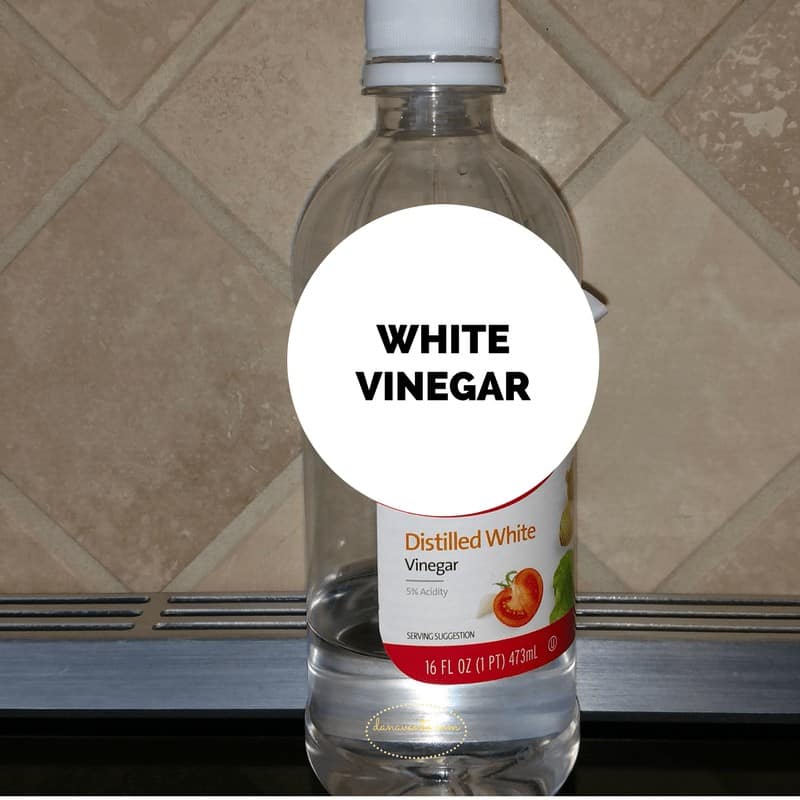 white vinegar, no chemicals, chemical free cleaning, sponges, wipes, baking soda, tips for cleaning without chemicals, 3 Helpful Tips For Cleaning Showers and Baths Without Chemicals