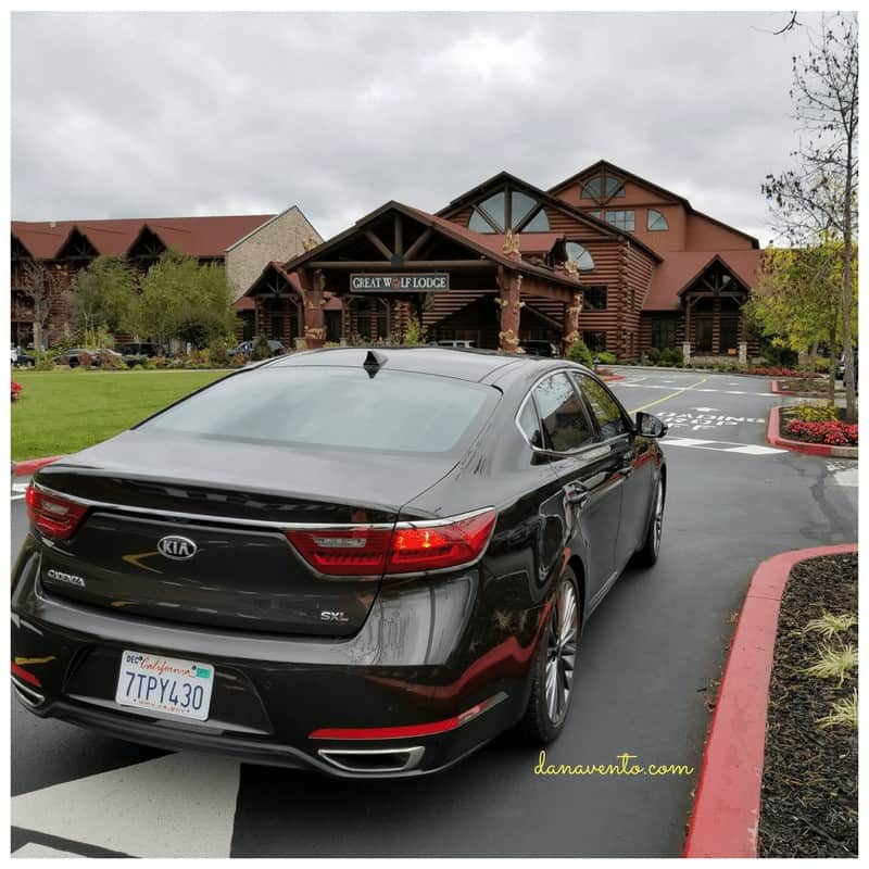 Kia Cadenza Limited parked at the Great Wolf Lodge 