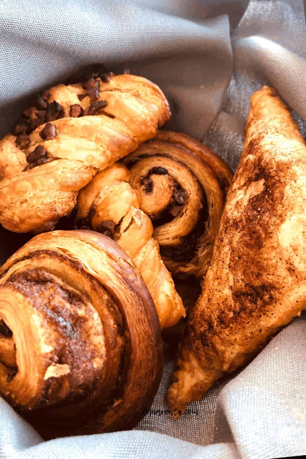 pastries to table at Windows Aruba 