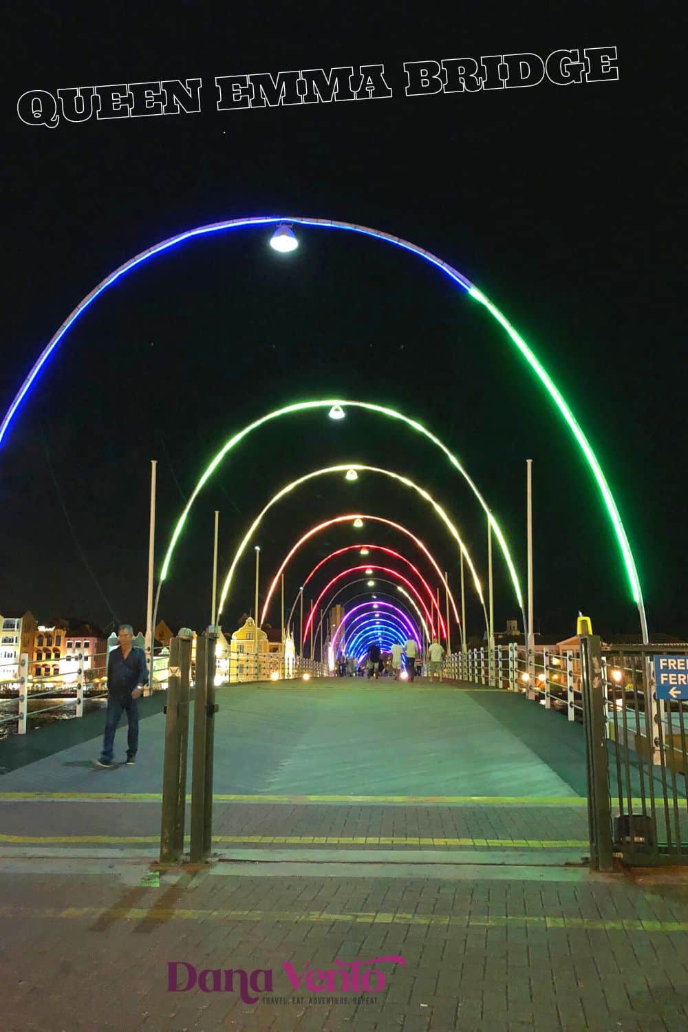 Discover Willemstad Curacao on foot -the swinging Queen Emma Bridge 