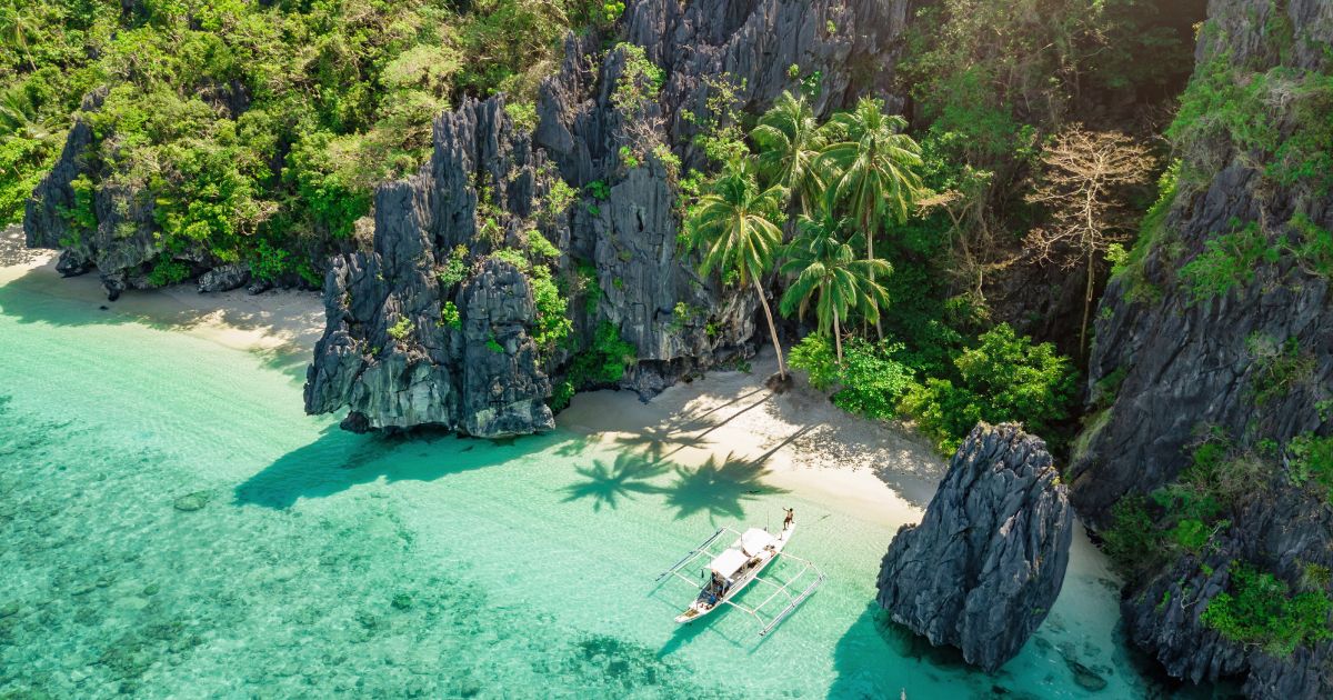 island hopping in a bangka is a great way to capture adventure in El Nido